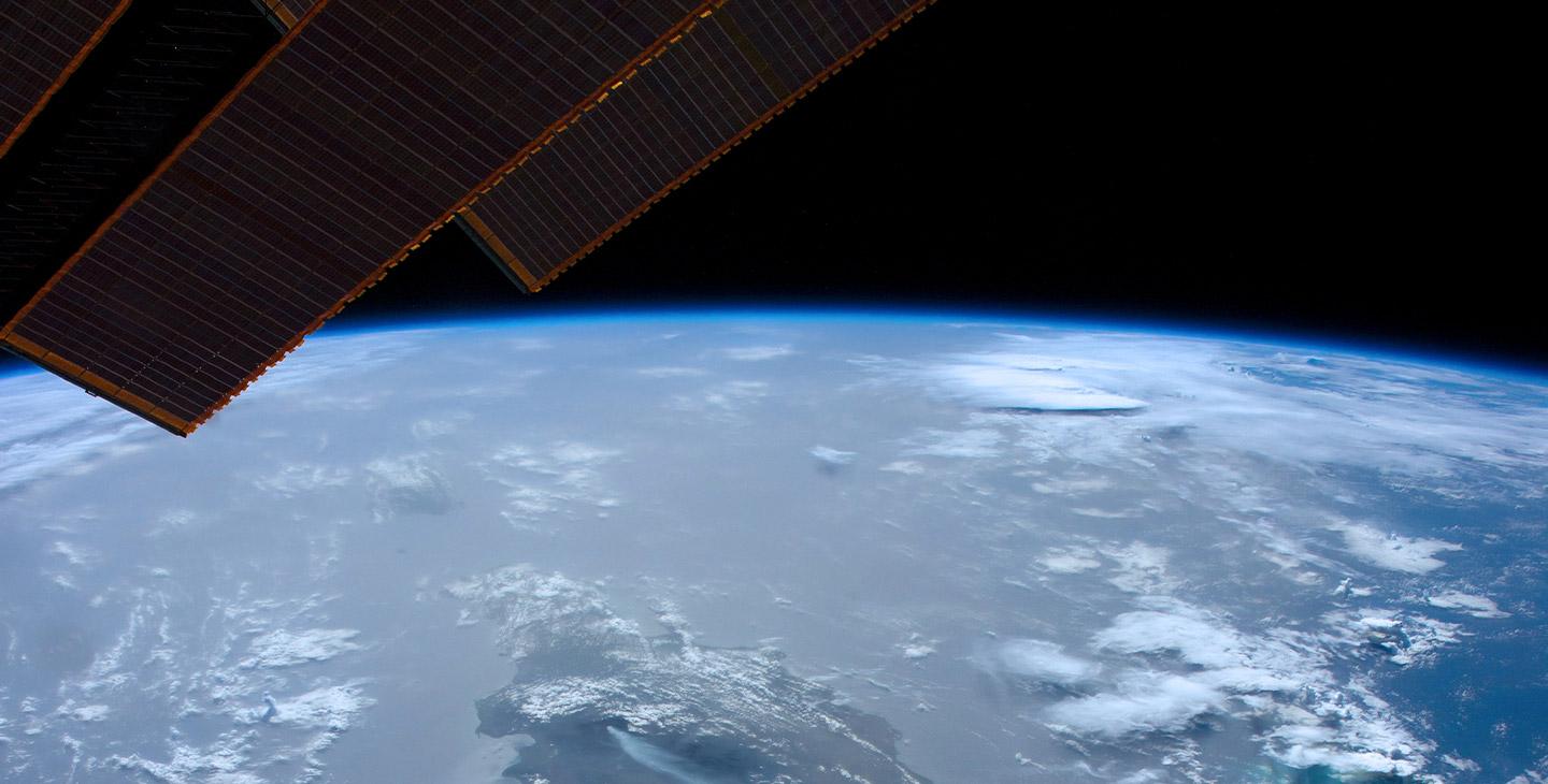 Viasat卫星太阳阵列的边缘环绕地球运行